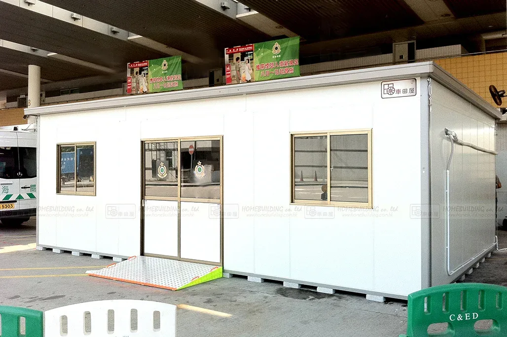 車田屋原網站工程 A02:有門窗和斜道的白色組合建築