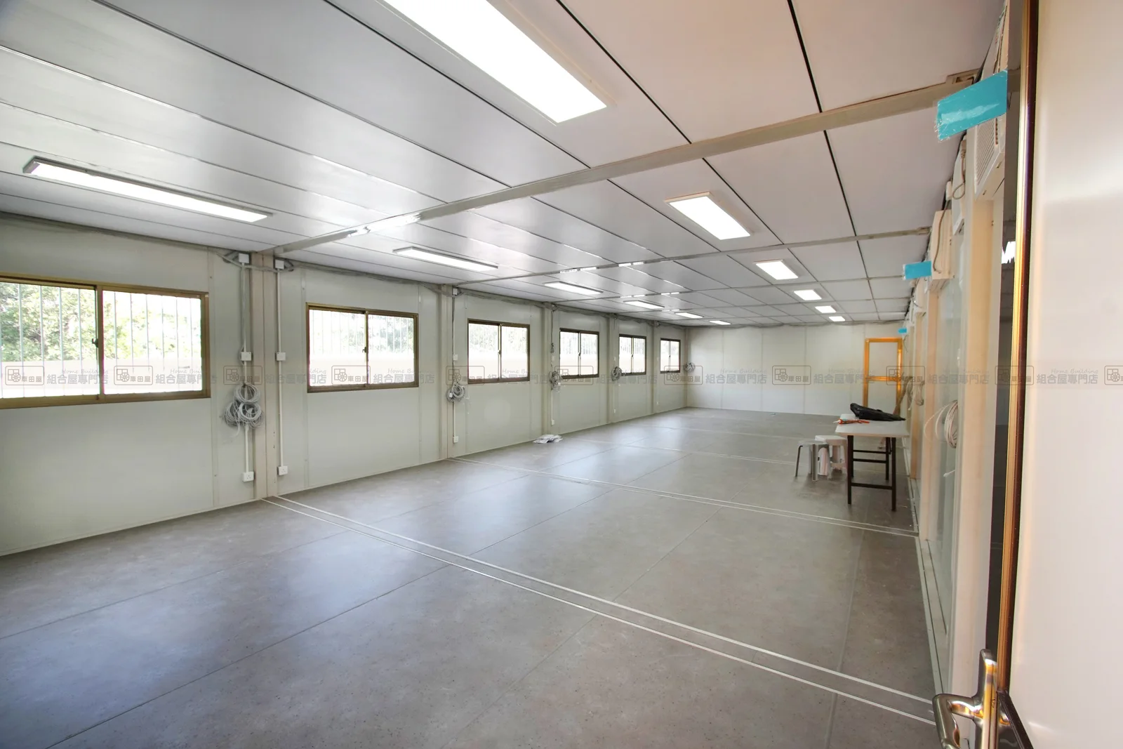 原 SMART 專頁展示的寬闊組合屋室內與連續窗戶